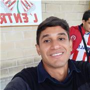 Profesor con nivel de inglés avanzado ofrece clases particulares en un ambiente dinámico y fresco